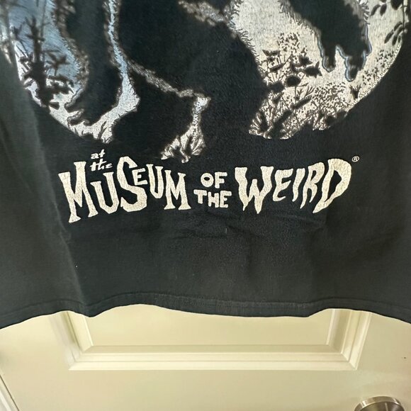 Bigfoot Lives! Museum Of The Weird Gildan Softstyle Black Graphic T-Shirt S 100% - Picture 6 of 6